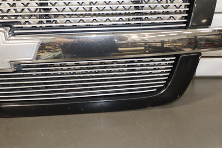 03-05 Chevy Silverado GMT800 Cateye OEM Grille Assembly Chrome/ Black 41U