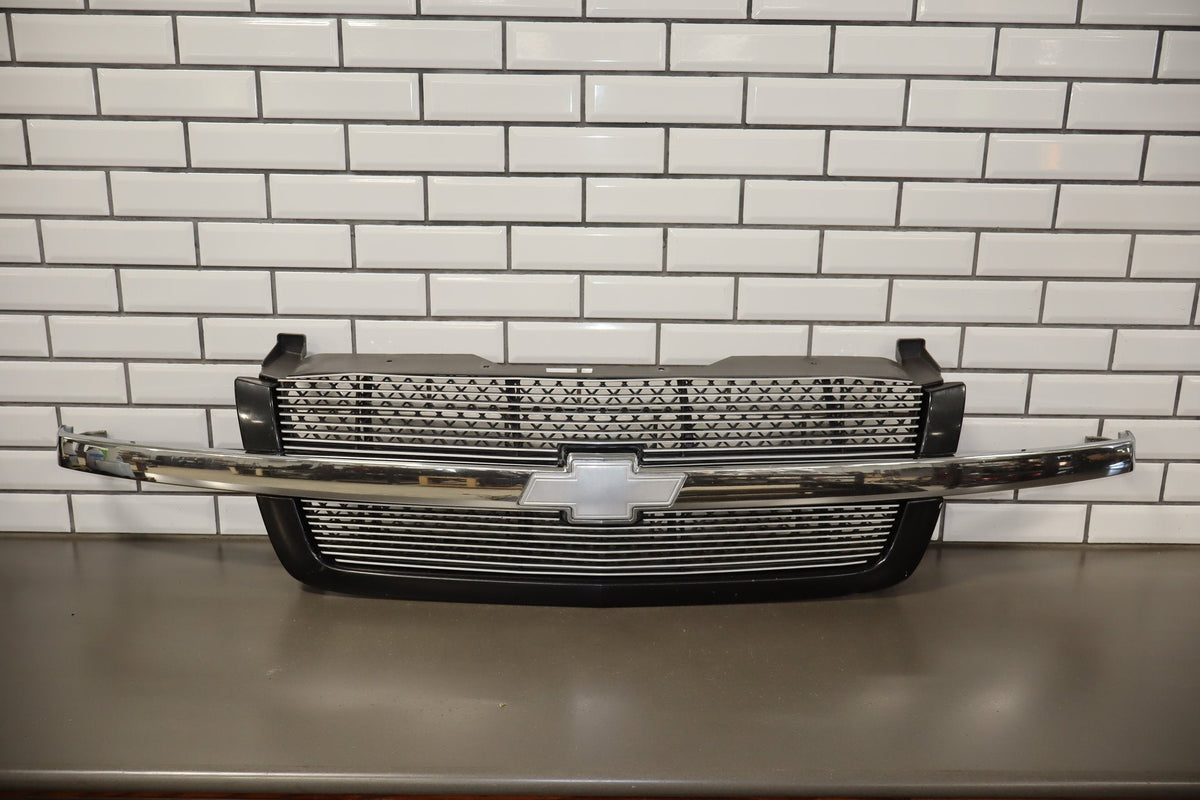 03-05 Chevy Silverado GMT800 Cateye OEM Grille Assembly Chrome/ Black 41U