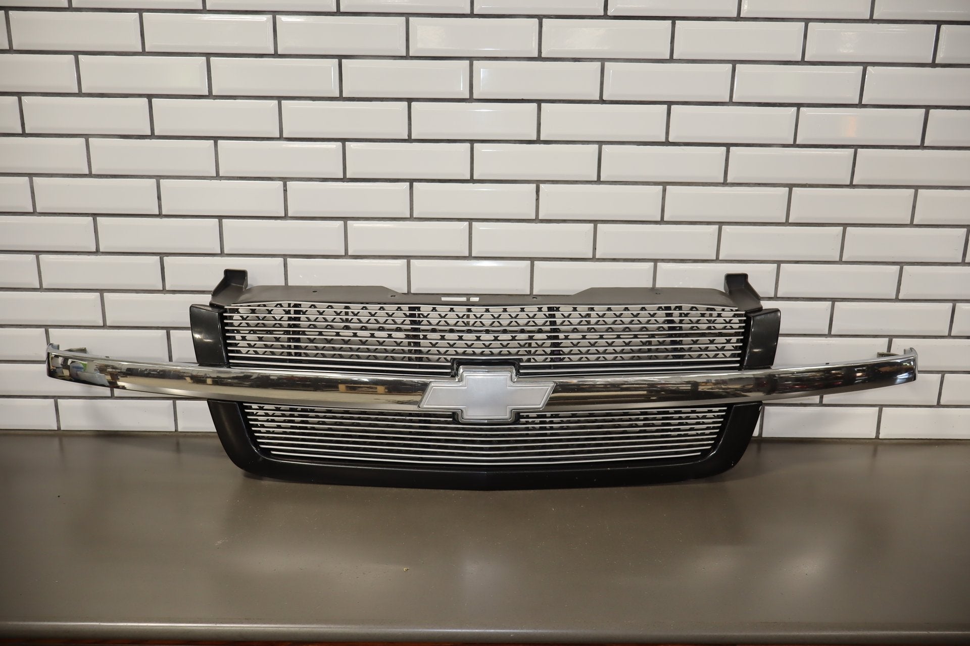 03-05 Chevy Silverado GMT800 Cateye OEM Grille Assembly Chrome/ Black 41U