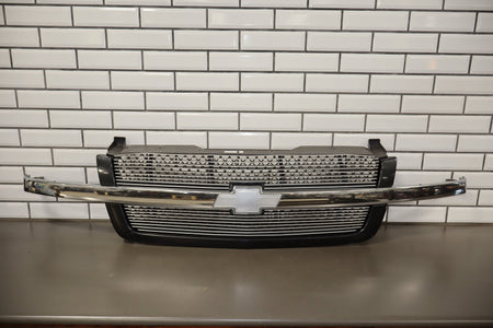 03-05 Chevy Silverado GMT800 Cateye OEM Grille Assembly Chrome/ Black 41U