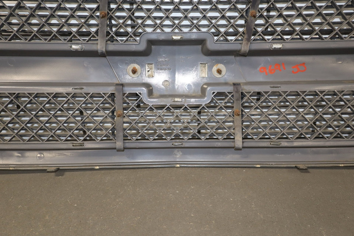 03-05 Chevy Silverado GMT800 Cateye OEM Grille Assembly Chrome/ Black 41U