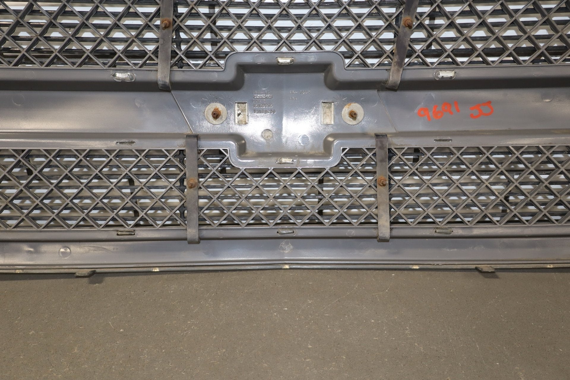 03-05 Chevy Silverado GMT800 Cateye OEM Grille Assembly Chrome/ Black 41U