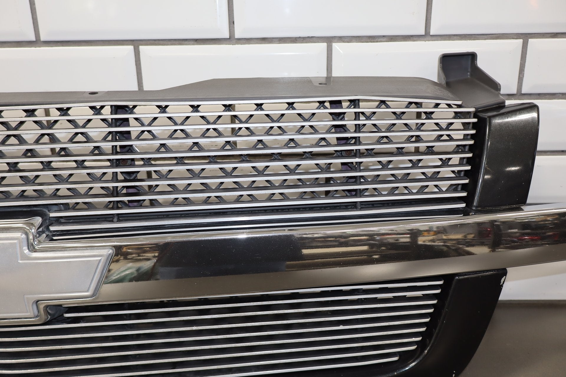03-05 Chevy Silverado GMT800 Cateye OEM Grille Assembly Chrome/ Black 41U