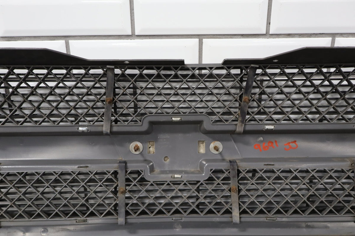 03-05 Chevy Silverado GMT800 Cateye OEM Grille Assembly Chrome/ Black 41U