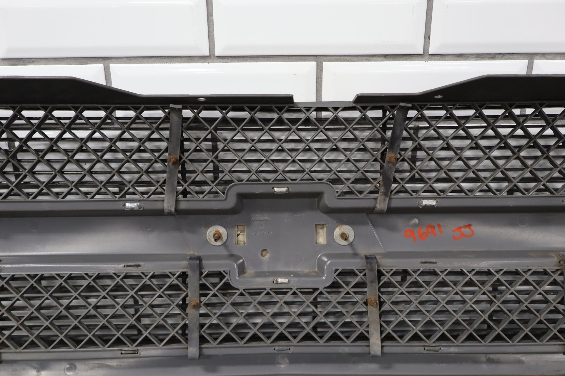 03-05 Chevy Silverado GMT800 Cateye OEM Grille Assembly Chrome/ Black 41U