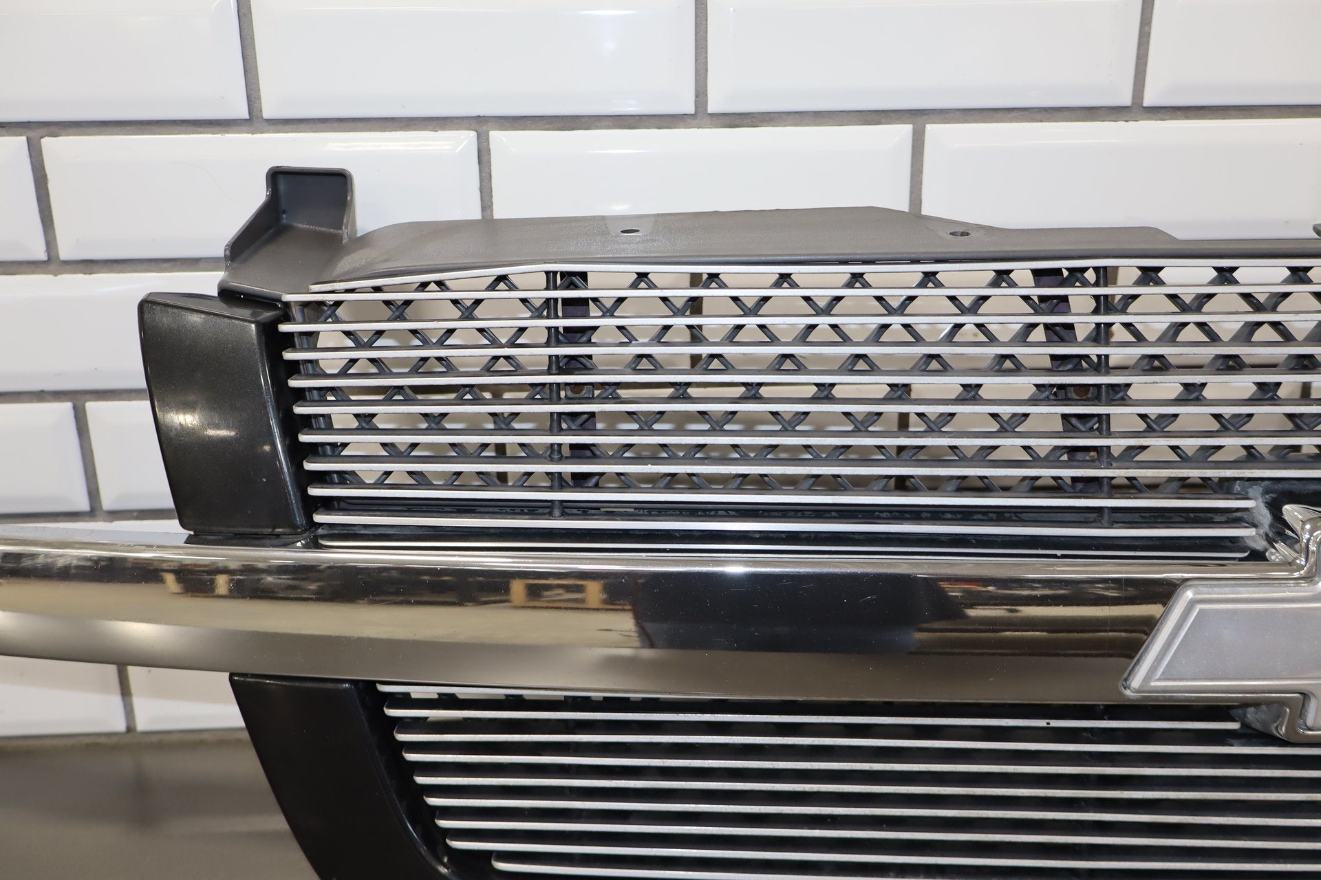 03-05 Chevy Silverado GMT800 Cateye OEM Grille Assembly Chrome/ Black 41U