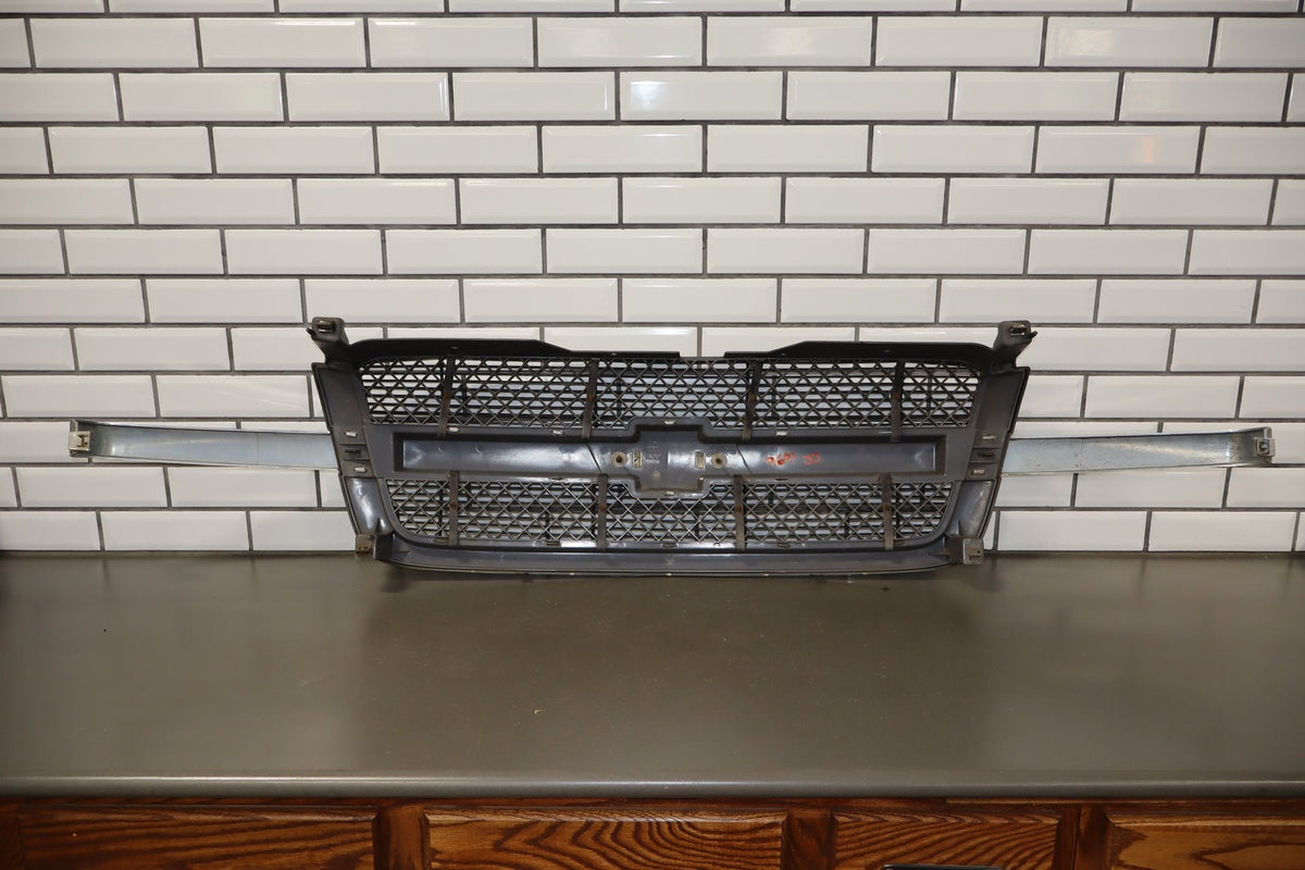 03-05 Chevy Silverado GMT800 Cateye OEM Grille Assembly Chrome/ Black 41U