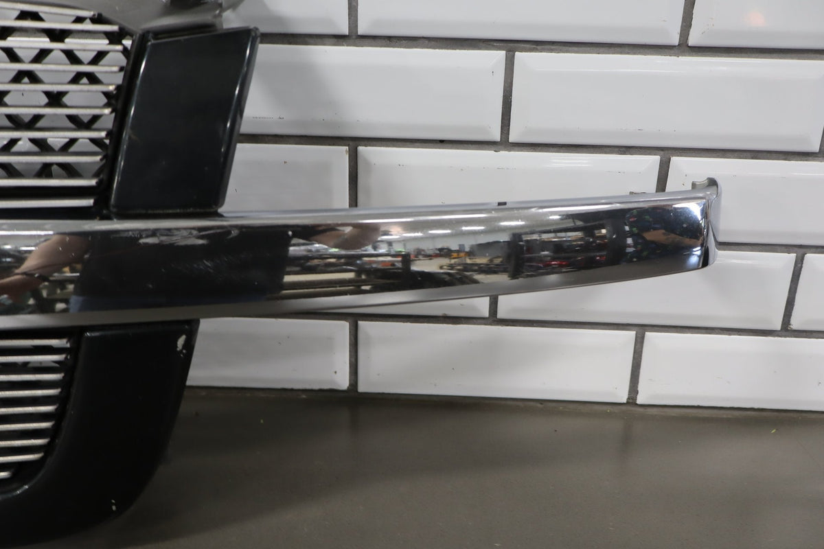 03-05 Chevy Silverado GMT800 Cateye OEM Grille Assembly Chrome/ Black 41U
