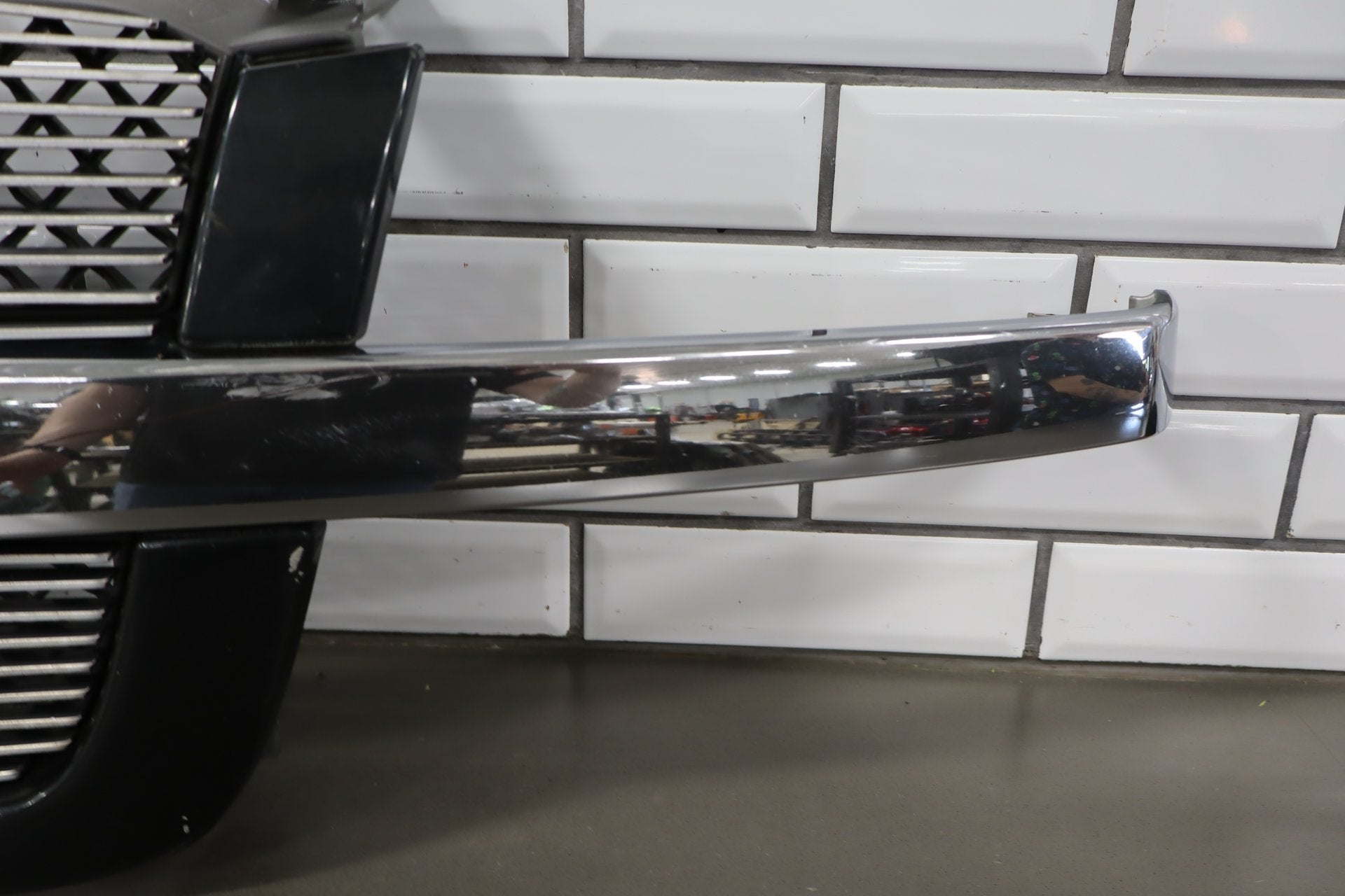 03-05 Chevy Silverado GMT800 Cateye OEM Grille Assembly Chrome/ Black 41U