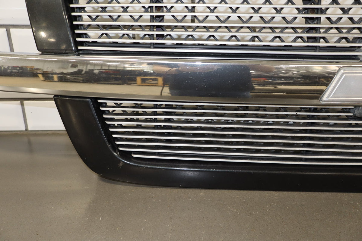 03-05 Chevy Silverado GMT800 Cateye OEM Grille Assembly Chrome/ Black 41U