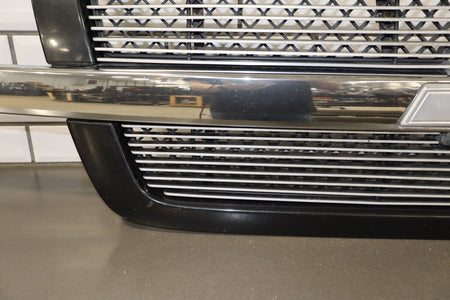 03-05 Chevy Silverado GMT800 Cateye OEM Grille Assembly Chrome/ Black 41U