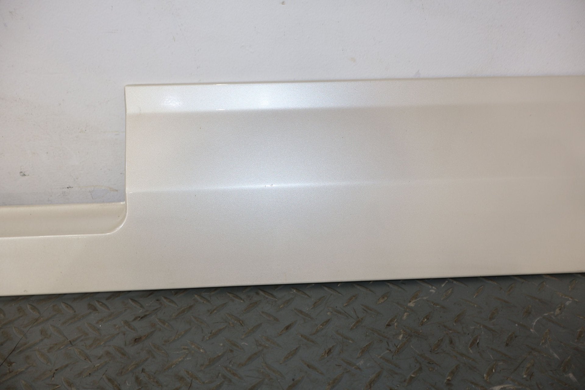03-06 Cadillac Escalade Rear Exterior Lower Tailgate Moulding -White Diamond 98U