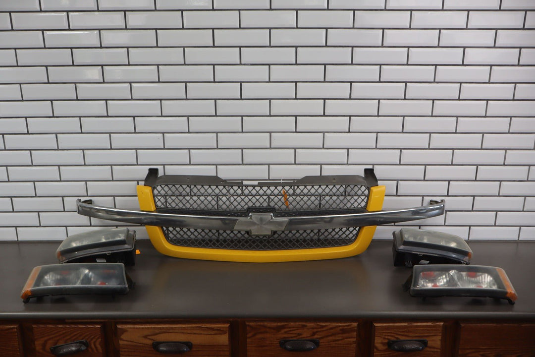 03 - 06 Chevy Avalanche OEM Yellow Grille with Headlights / Signals Sun Faded