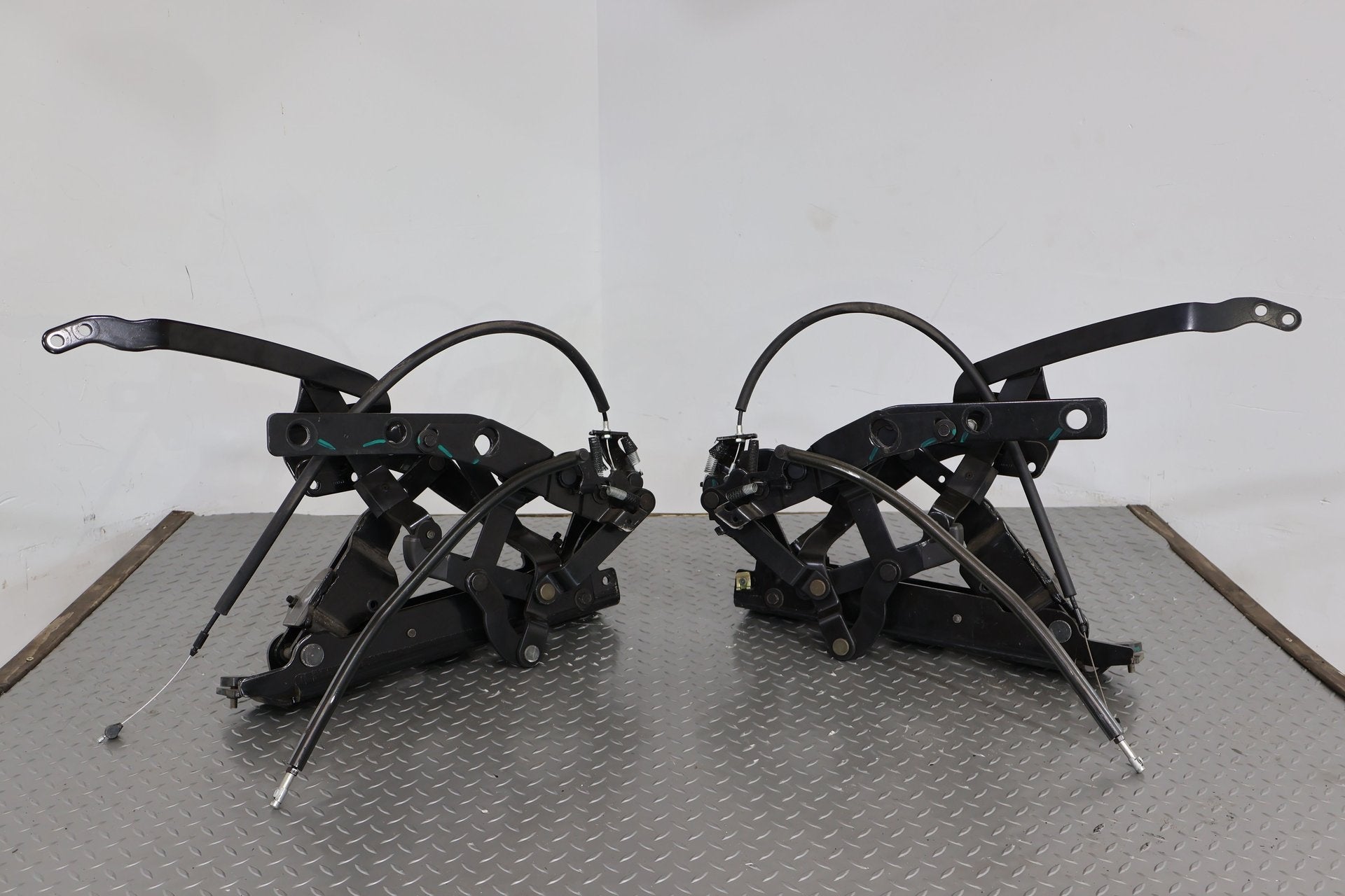 03-06 Chevy SSR LH &amp; RH Pair of Convertible Top Hinges (Tested) OEM
