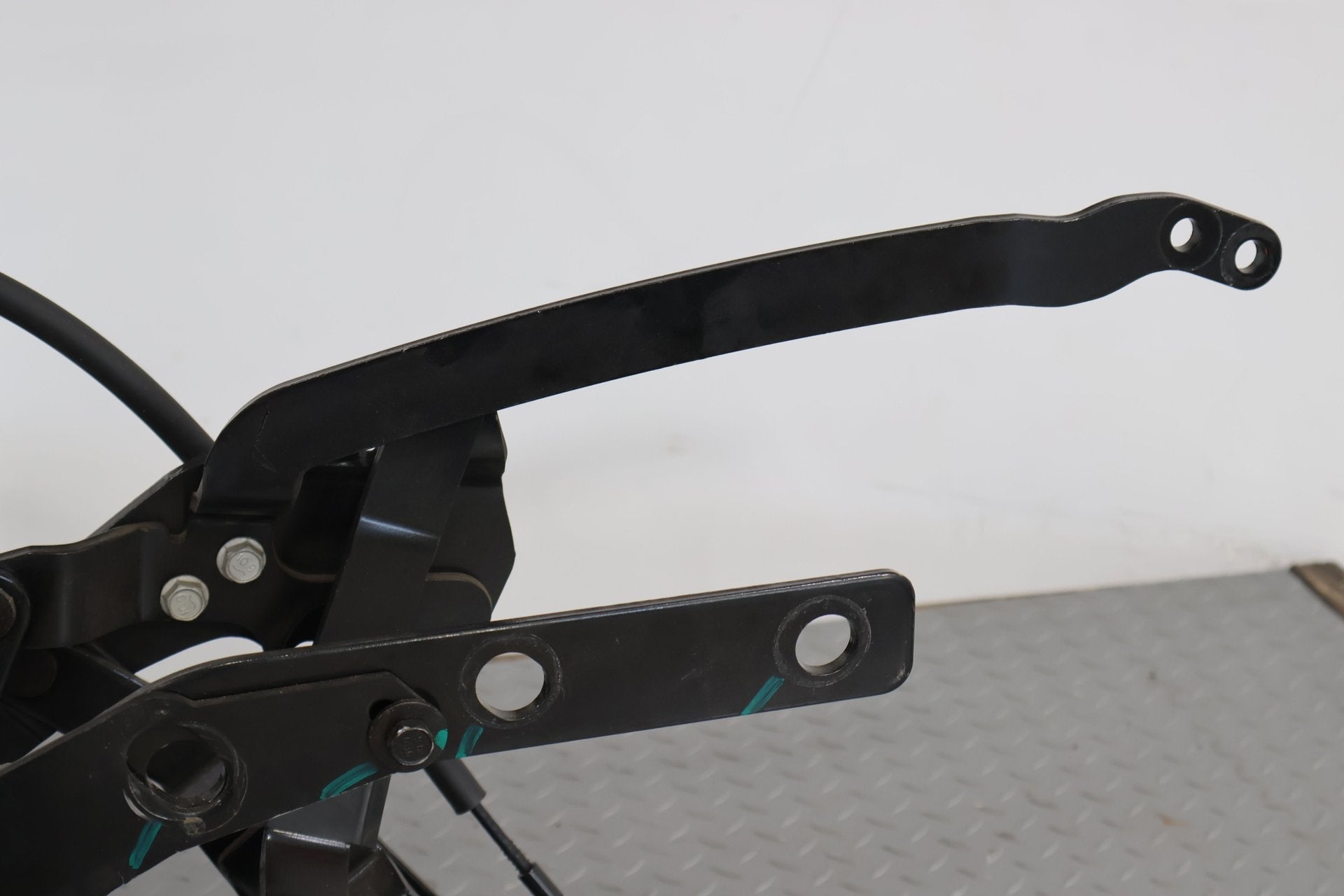 03-06 Chevy SSR LH &amp; RH Pair of Convertible Top Hinges (Tested) OEM