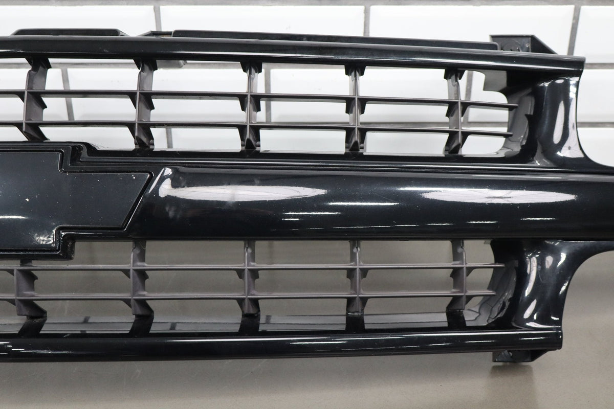 03-06 Chevy Tahoe/Suburban GMT800 Body Color Grille 19131244