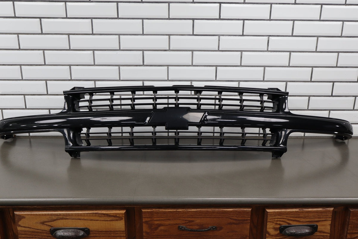 03-06 Chevy Tahoe/Suburban GMT800 Body Color Grille 19131244