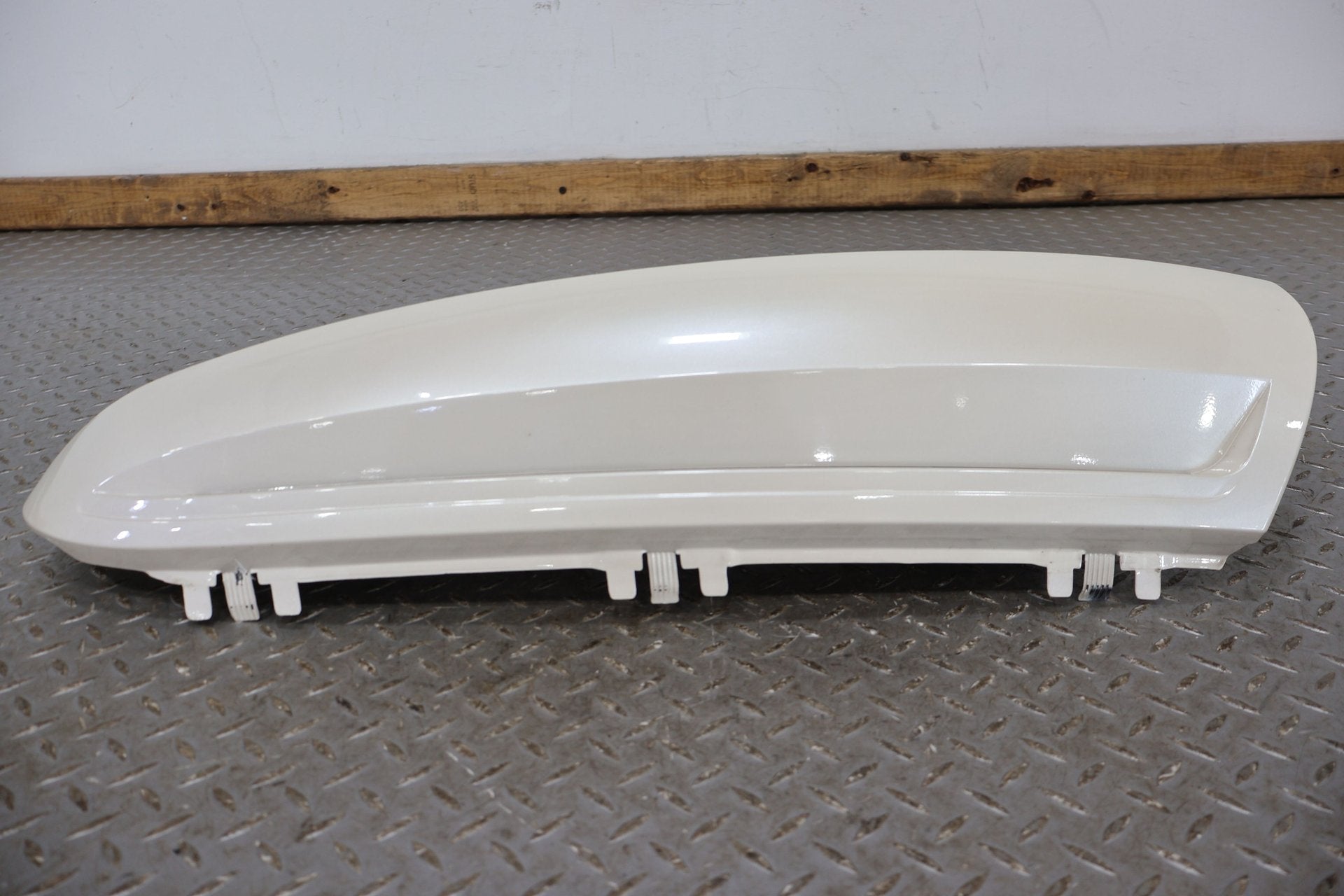 03-06 Escalade Short WB Left Rear Upper Tail Panel Mouldings -White Diamond 98U