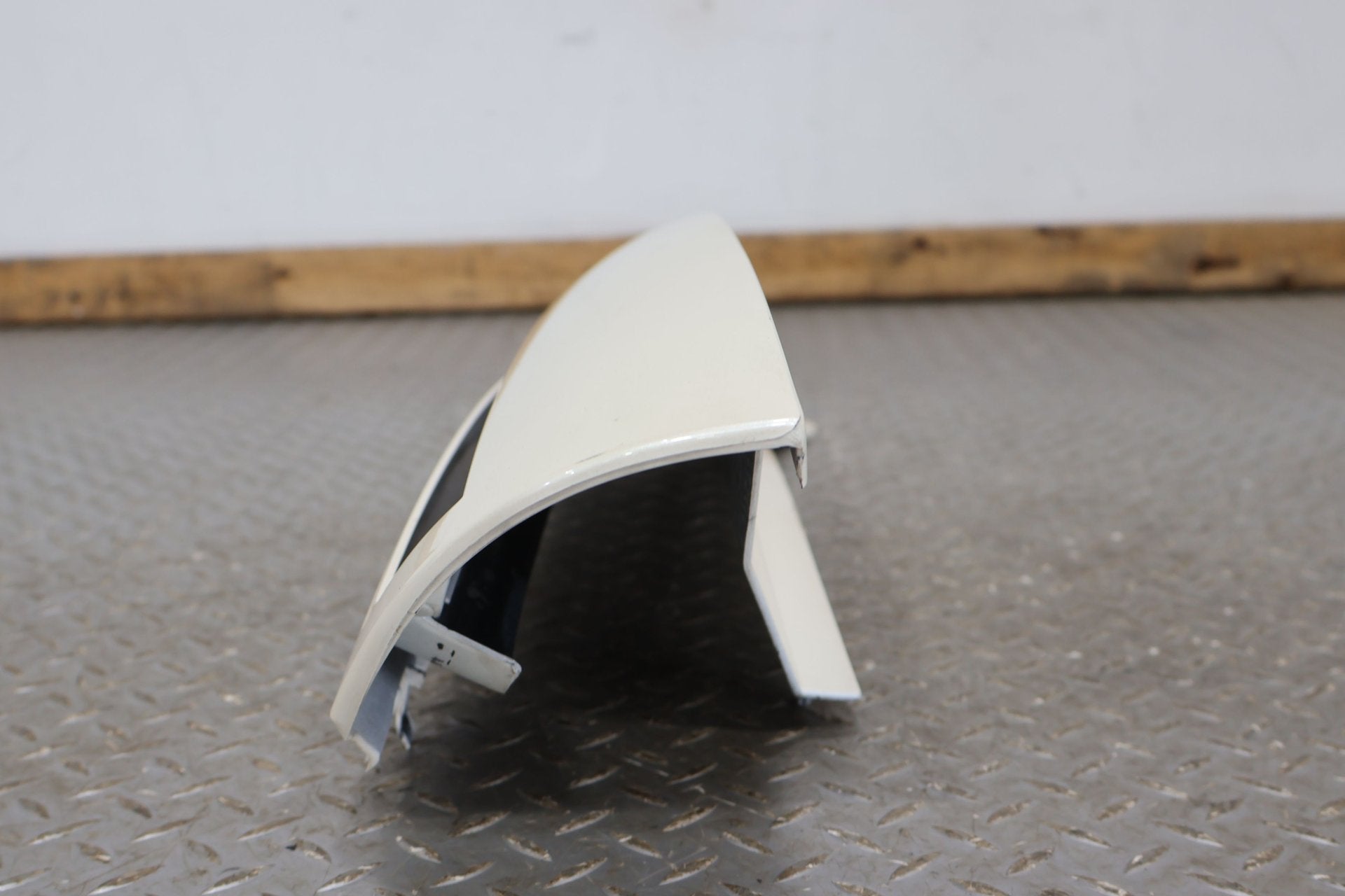 03-06 Escalade Short WB Left Rear Upper Tail Panel Mouldings -White Diamond 98U