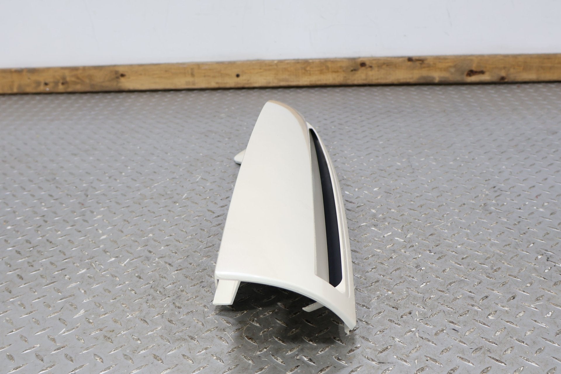 03-06 Escalade Short WB Left Rear Upper Tail Panel Mouldings -White Diamond 98U