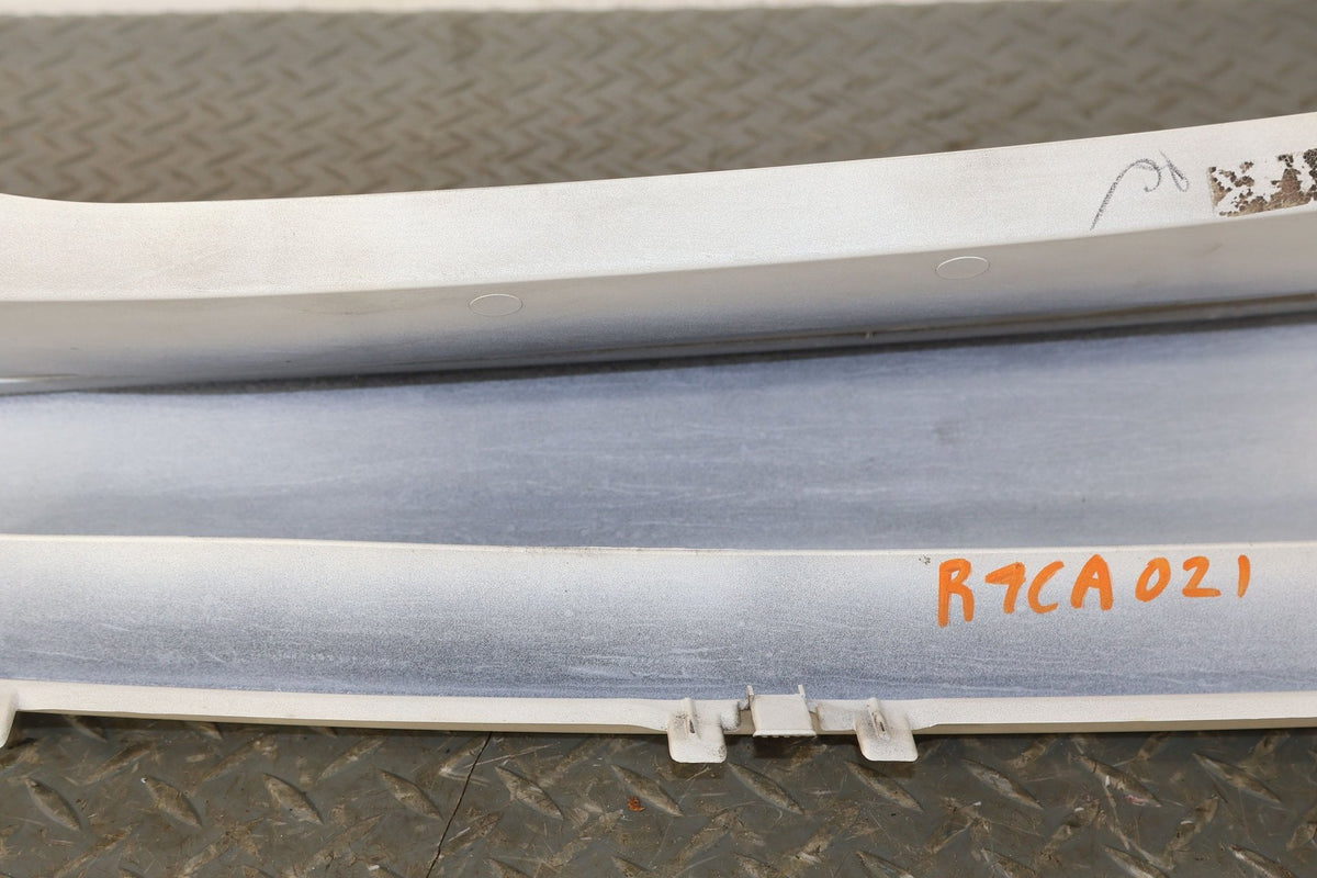 03-06 Escalade Short WB Right Rear Upper Tail Panel Moulding (White Diamond 98U)