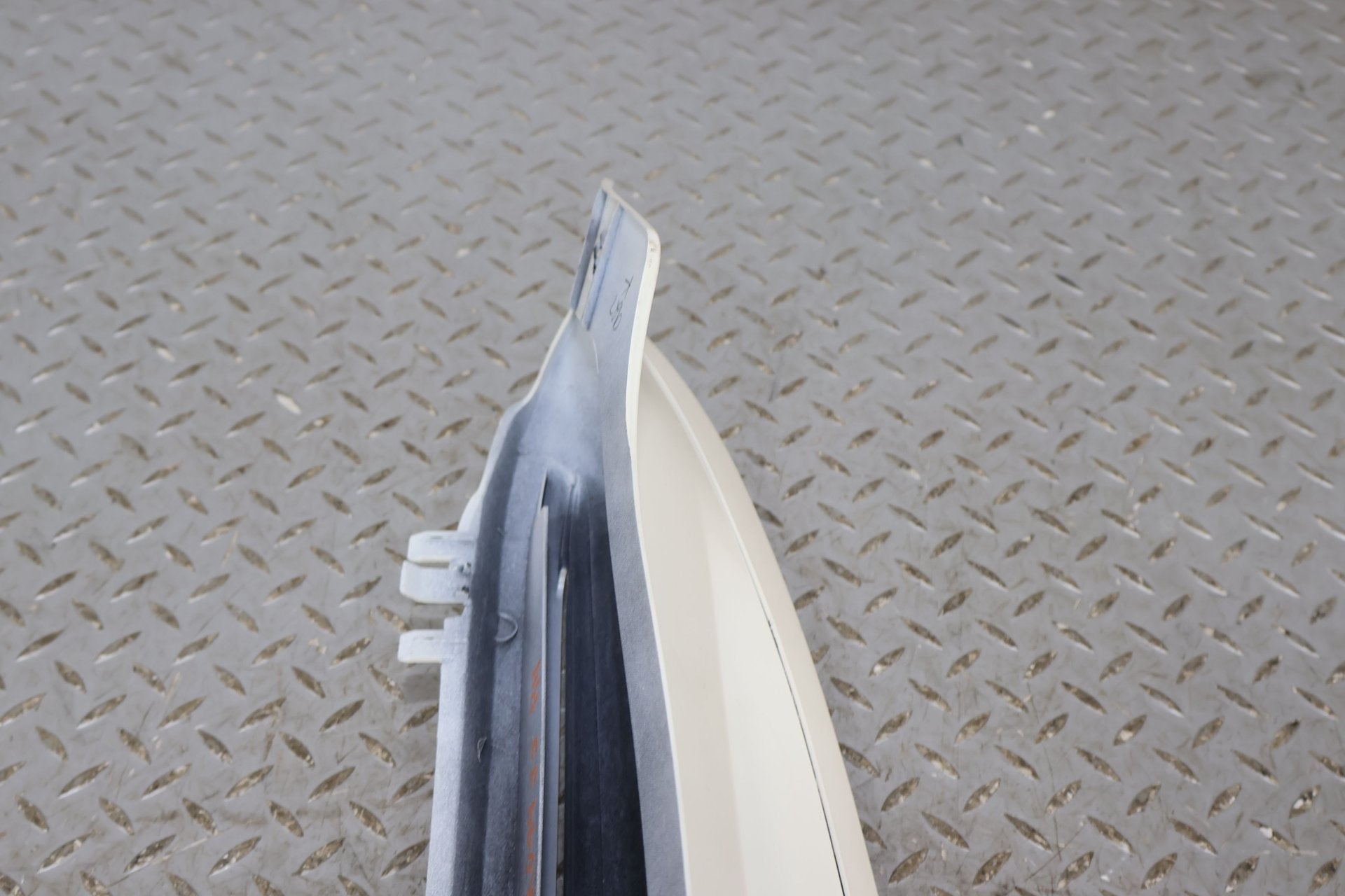 03-06 Escalade Short WB Right Rear Upper Tail Panel Mouldings -White Diamond 98U