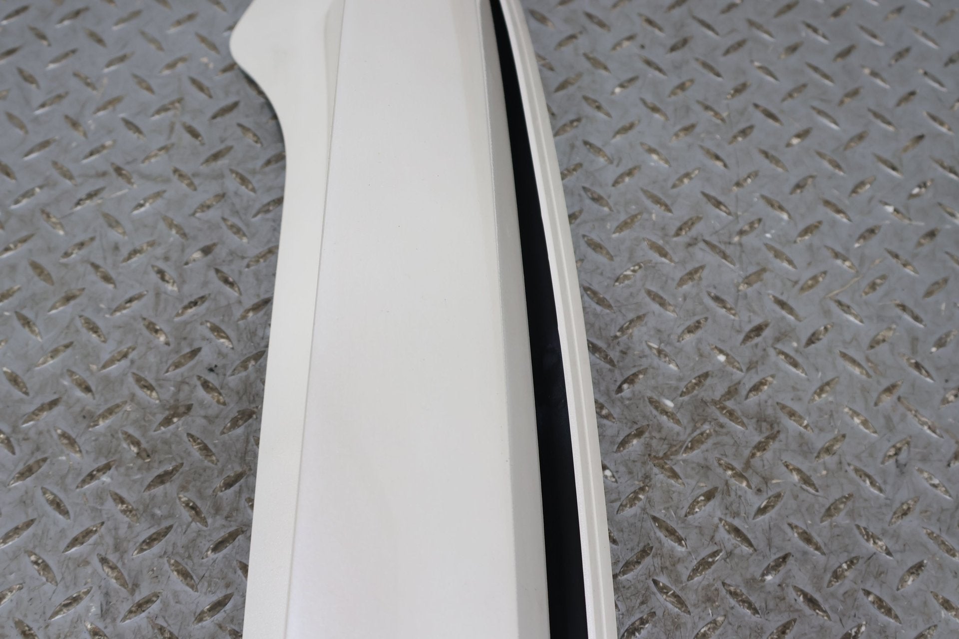03-06 Escalade Short WB Right Rear Upper Tail Panel Mouldings -White Diamond 98U