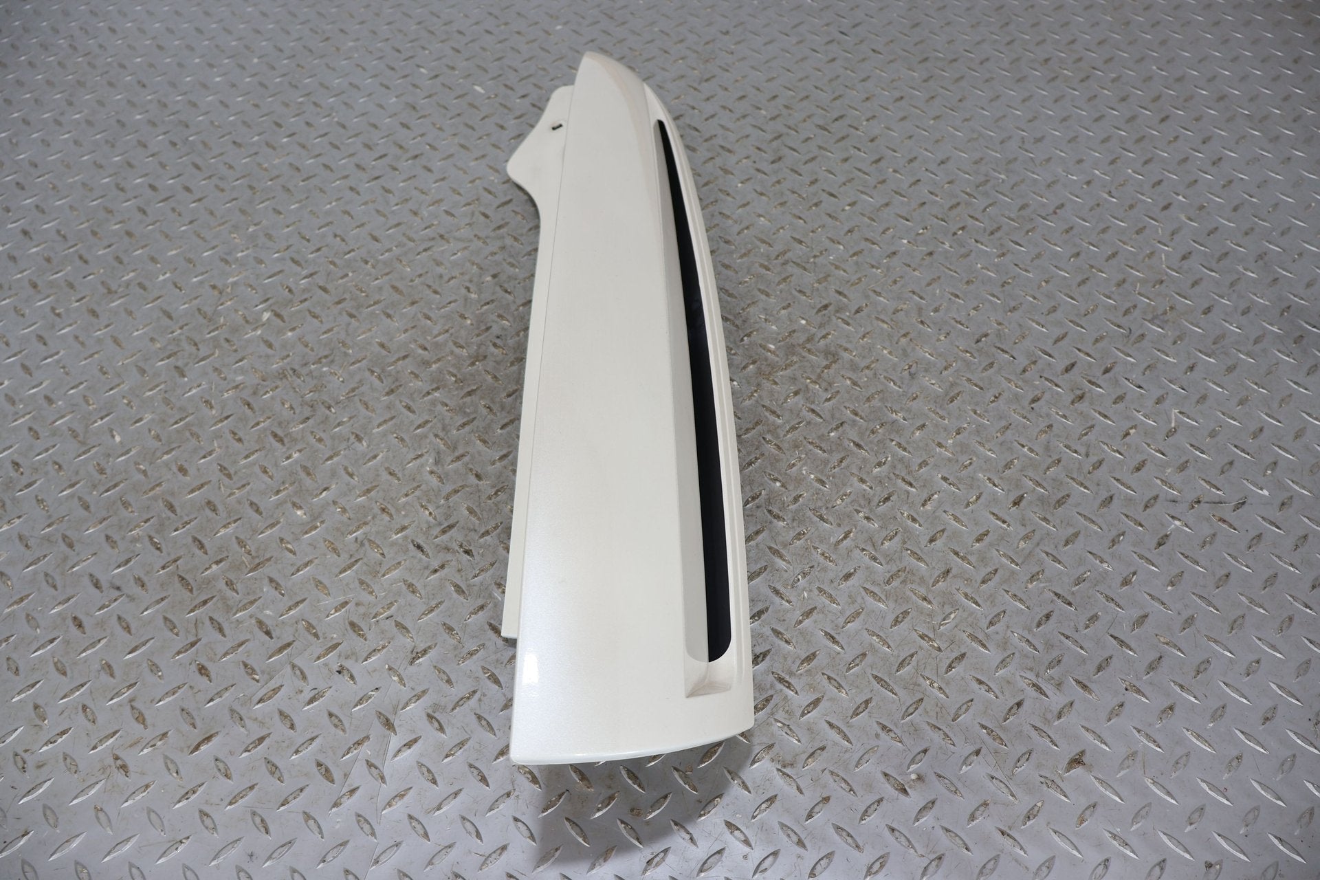 03-06 Escalade Short WB Right Rear Upper Tail Panel Mouldings -White Diamond 98U