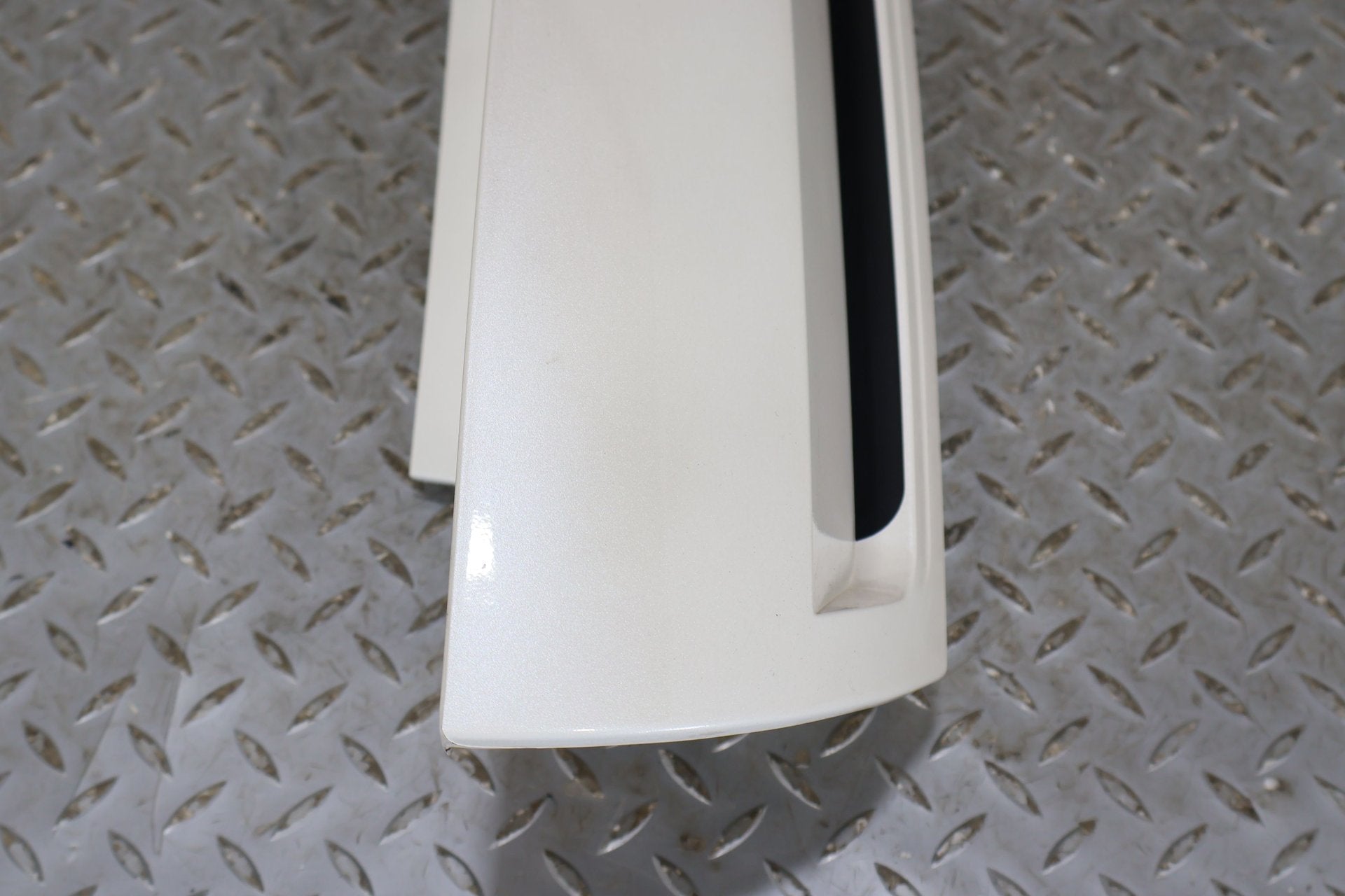 03-06 Escalade Short WB Right Rear Upper Tail Panel Mouldings -White Diamond 98U