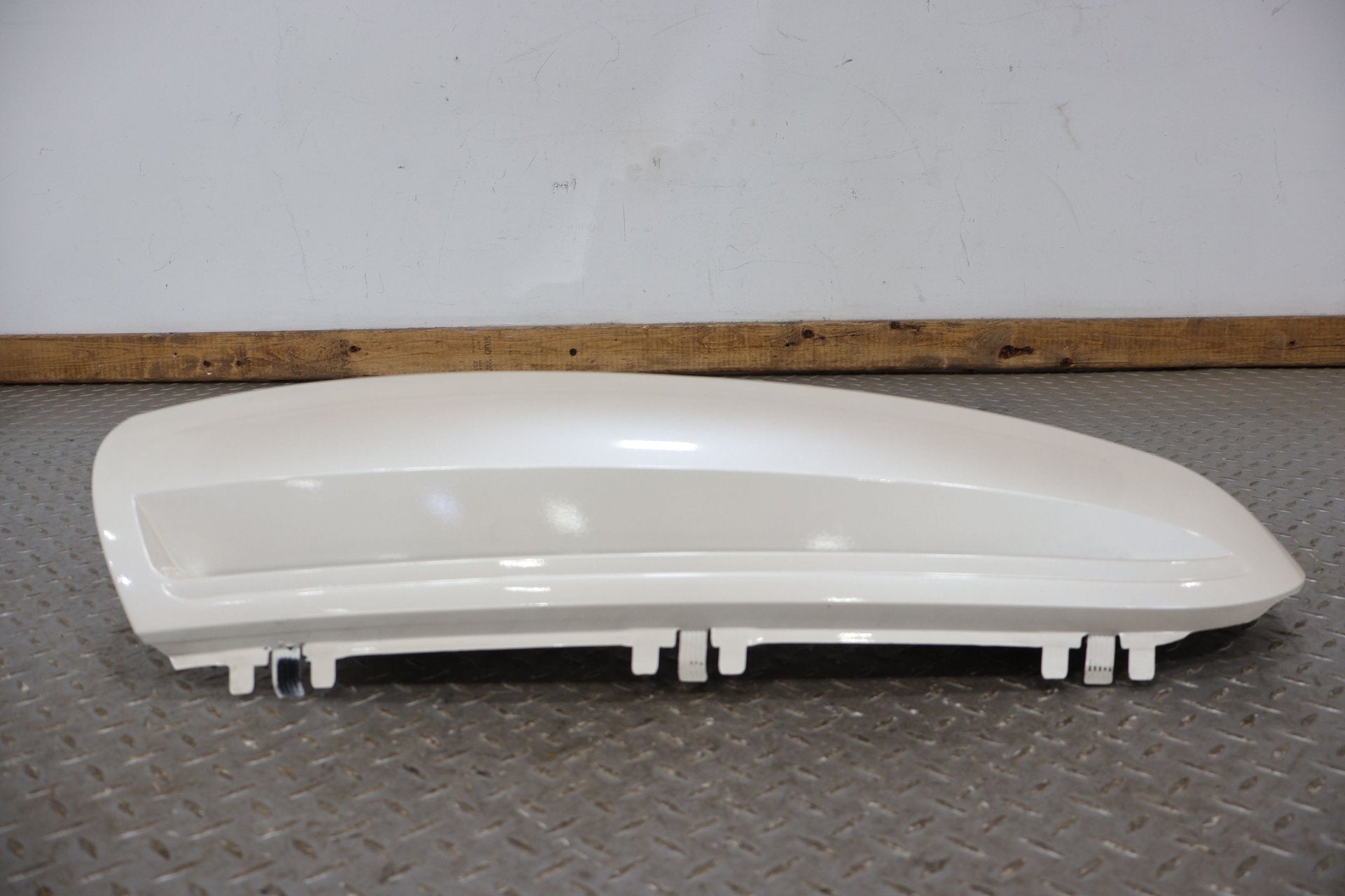 03-06 Escalade Short WB Right Rear Upper Tail Panel Mouldings -White Diamond 98U