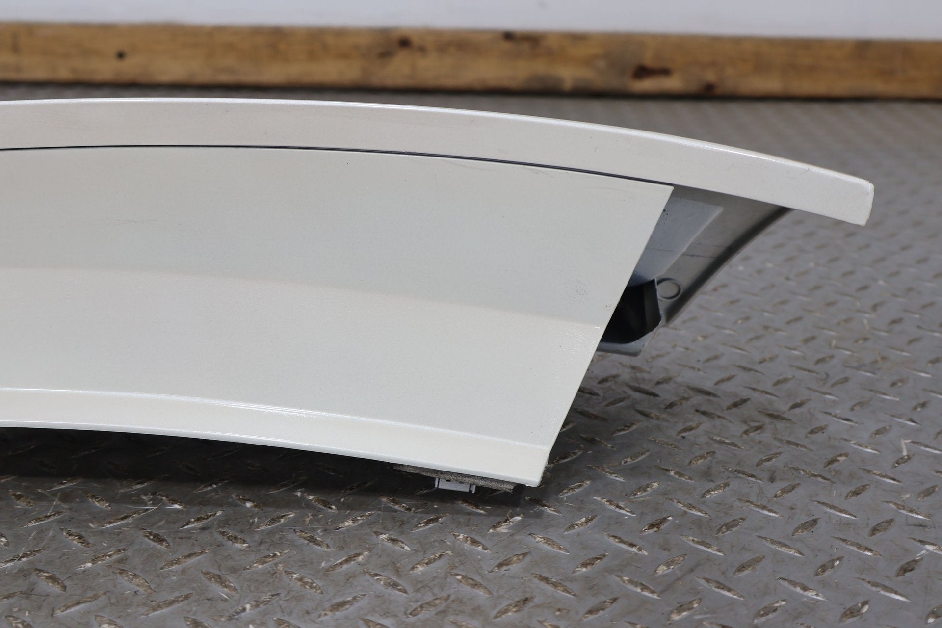 03-06 Escalade Short WB Right Rear Upper Tail Panel Mouldings -White Diamond 98U
