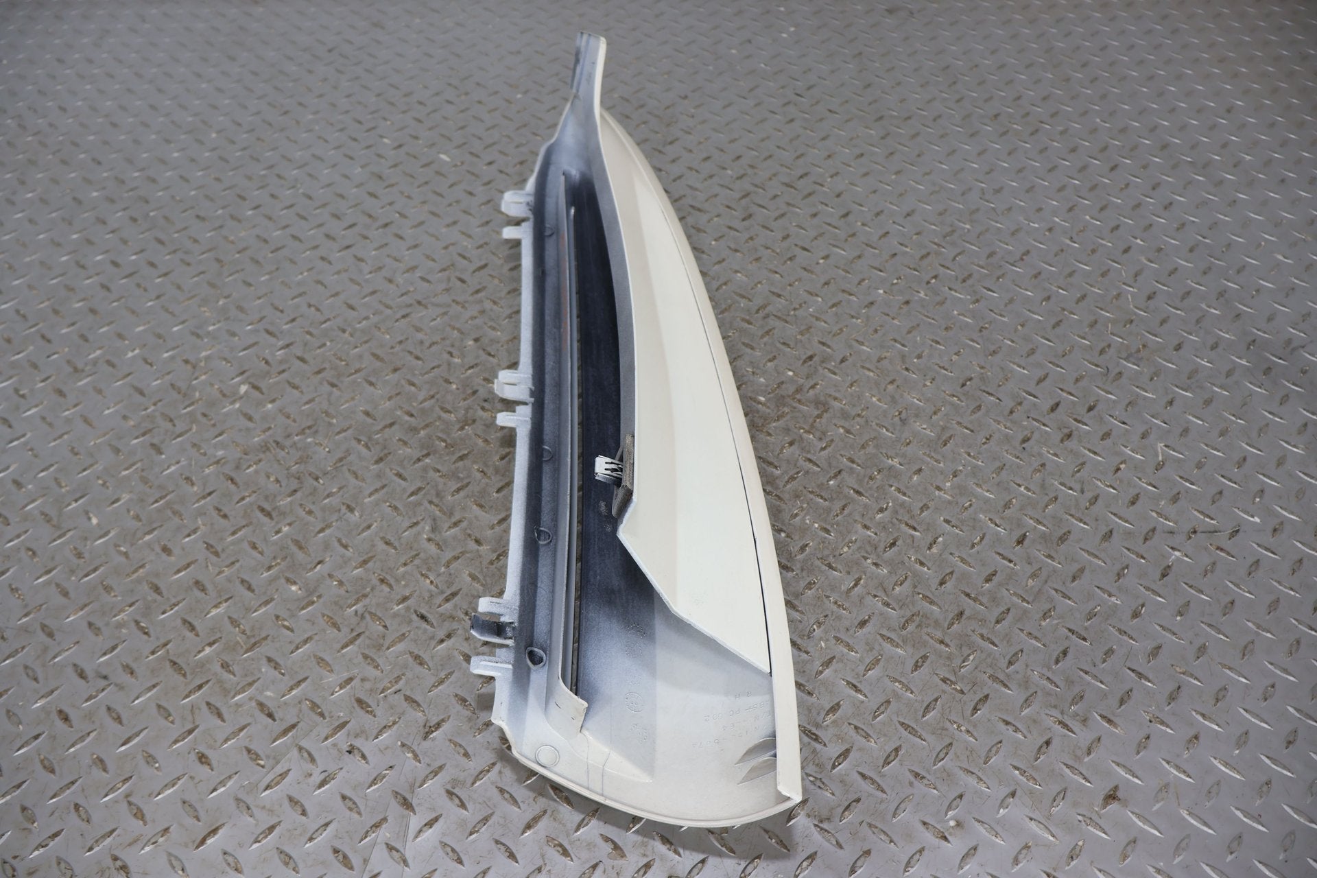 03-06 Escalade Short WB Right Rear Upper Tail Panel Mouldings -White Diamond 98U