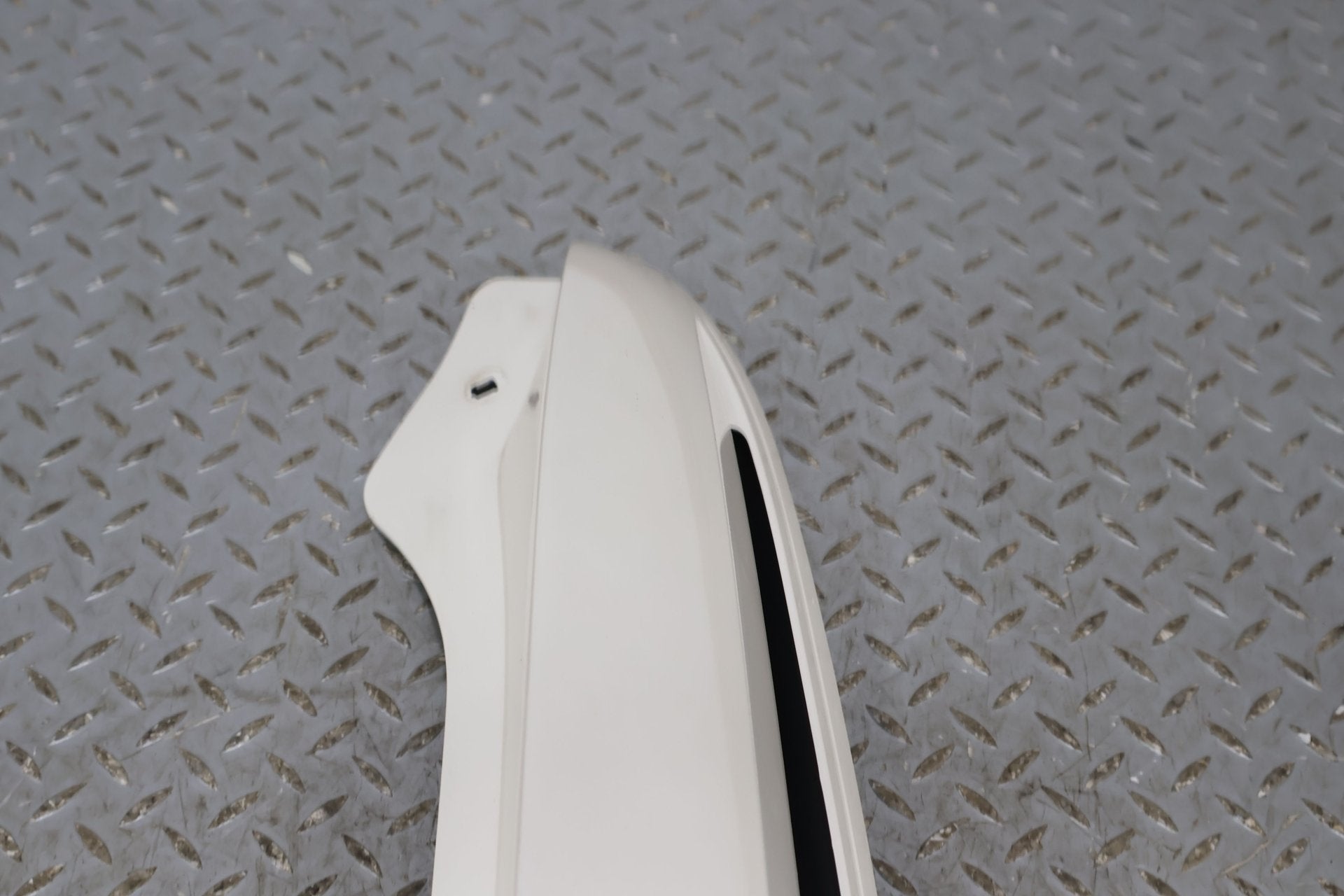 03-06 Escalade Short WB Right Rear Upper Tail Panel Mouldings -White Diamond 98U