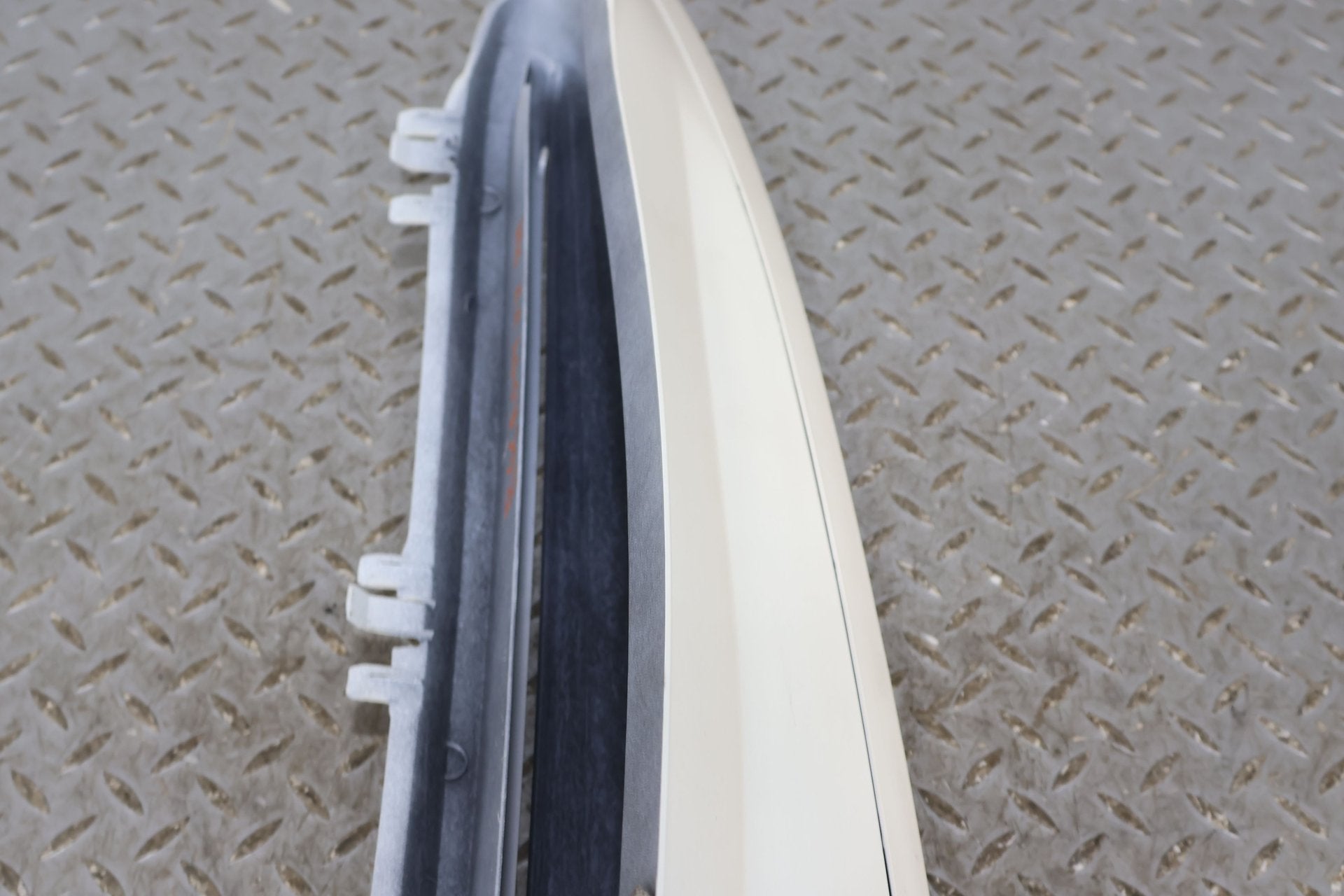 03-06 Escalade Short WB Right Rear Upper Tail Panel Mouldings -White Diamond 98U