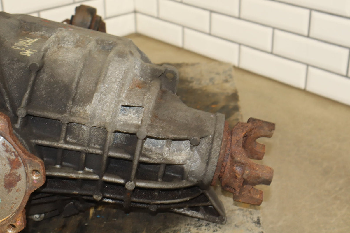 03-06 Hummer H2 4X4 Front Axle Differential Carrier 4.10 Assembly 25819234