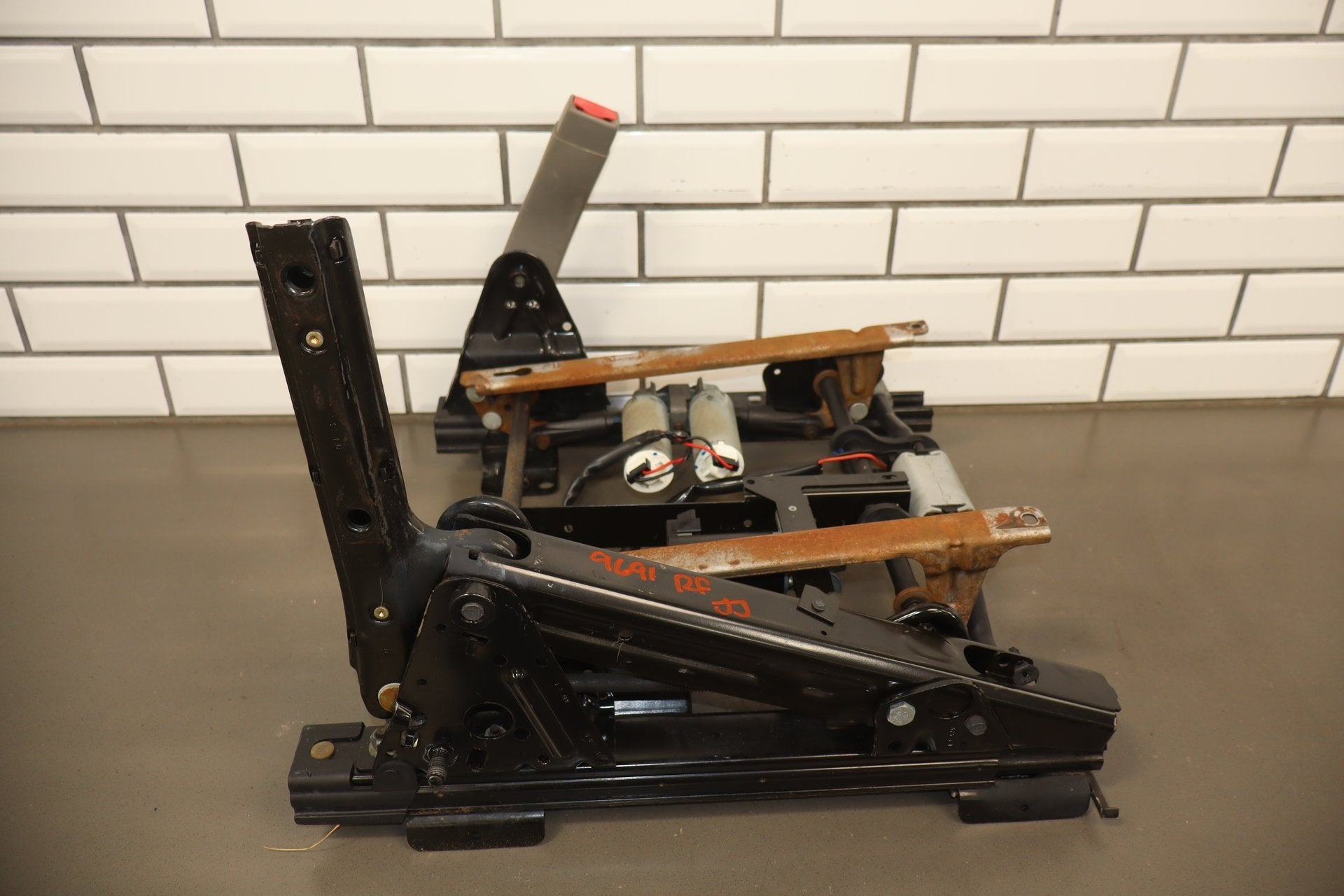 03-07 Chevrolet Silverado 2500HD GMT800 Passenger Power Seat Track Assembly