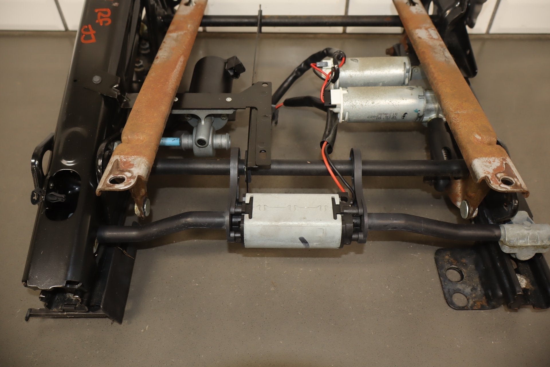03-07 Chevrolet Silverado 2500HD GMT800 Passenger Power Seat Track Assembly