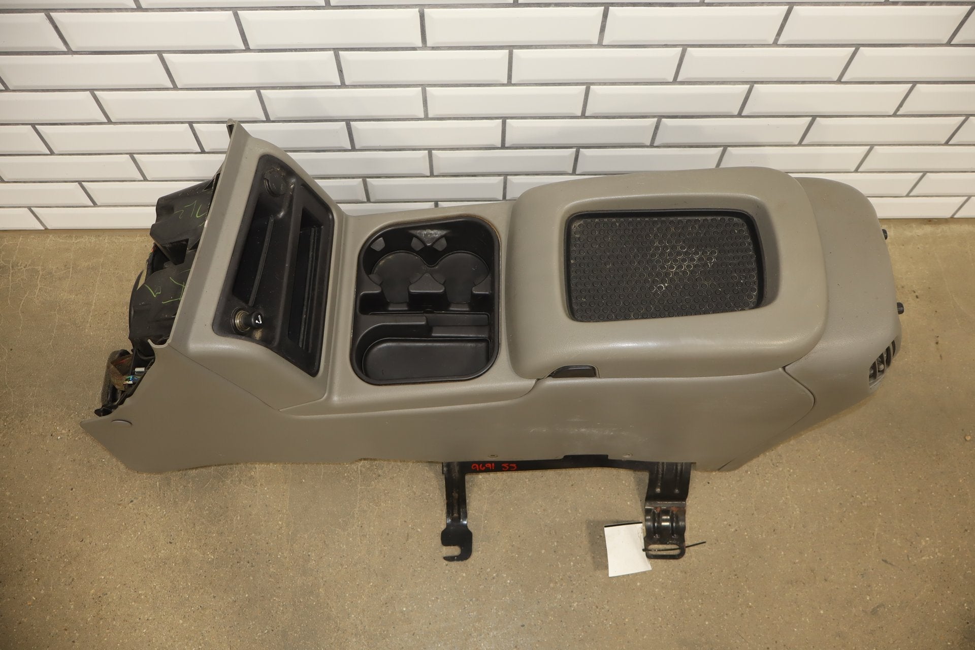 03-07 Chevrolet Silverado/Sierra 2500HD Center Console Medium Gray GMT800