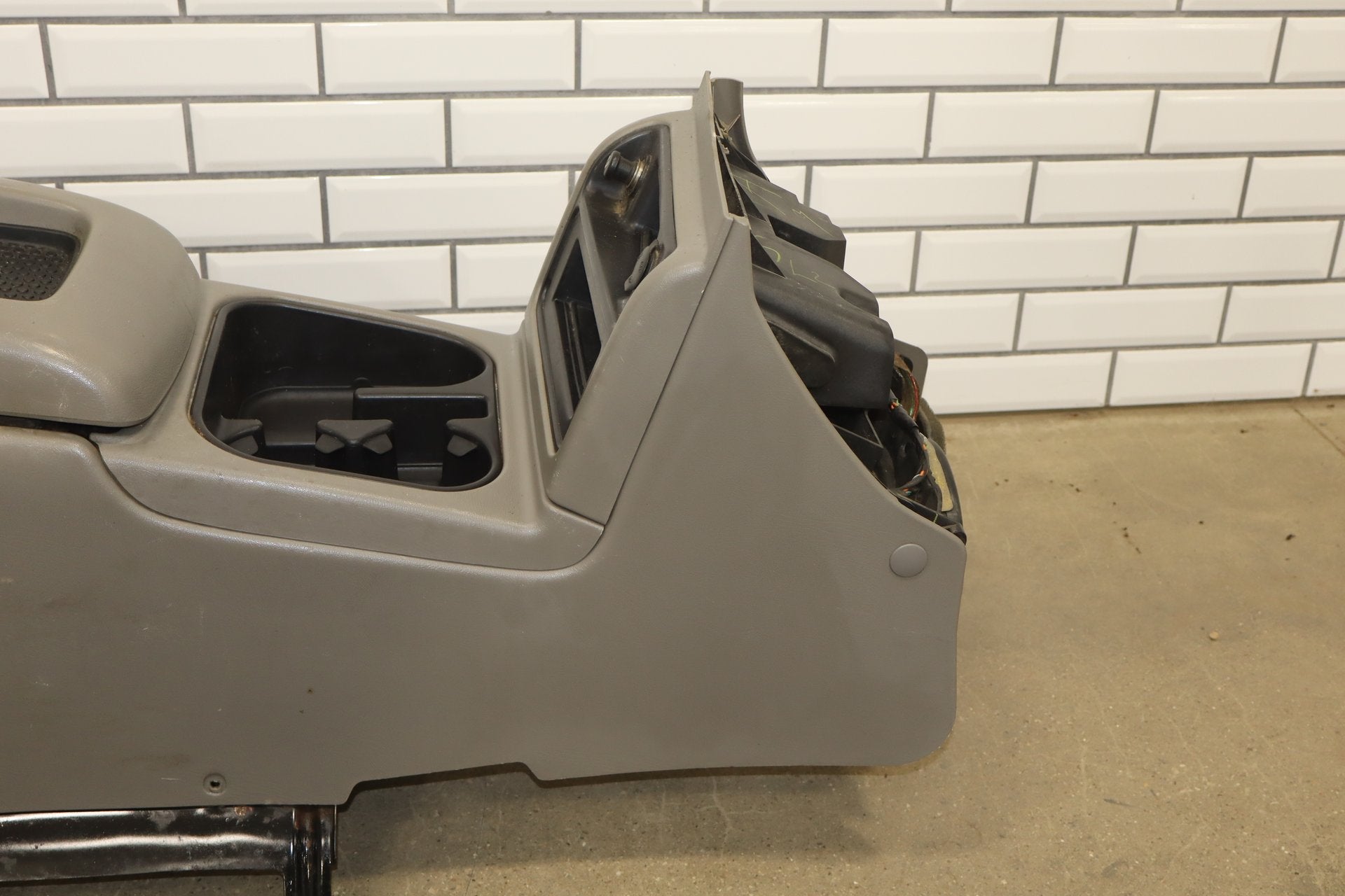 03-07 Chevrolet Silverado/Sierra 2500HD Center Console Medium Gray GMT800