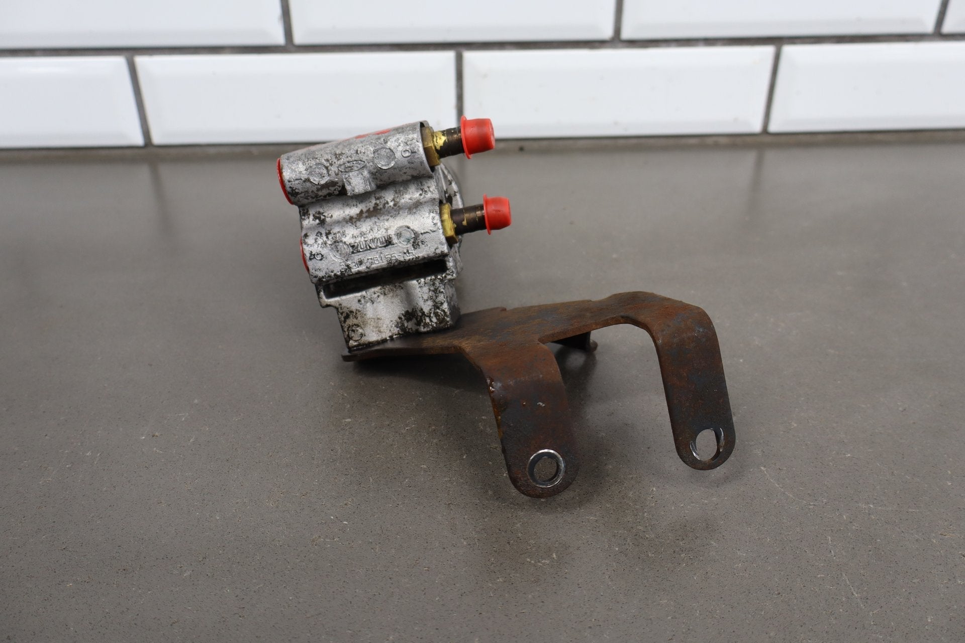 03-07 Ford Super Duty 5R110W Frame Mount Transmission Filter Housing