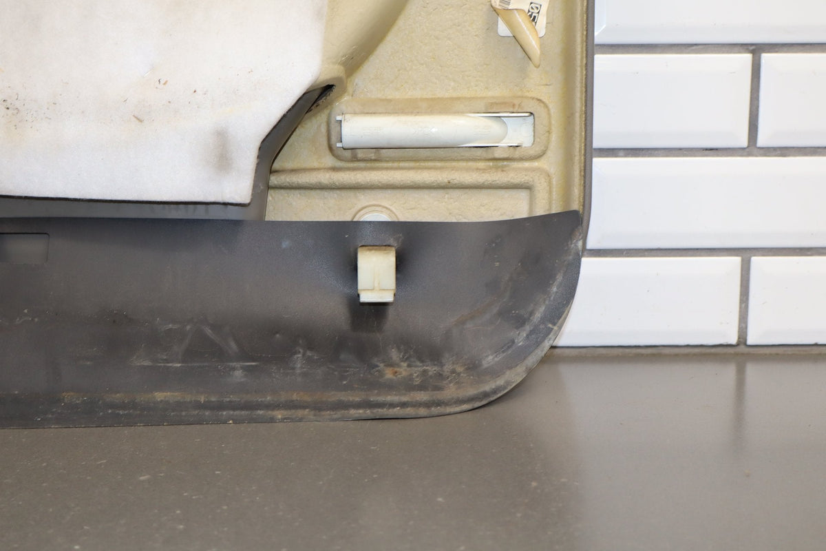 03-07 GMC Sierra Chevy Silverado GMT800 Left Front Door Trim Panel Pewter 92