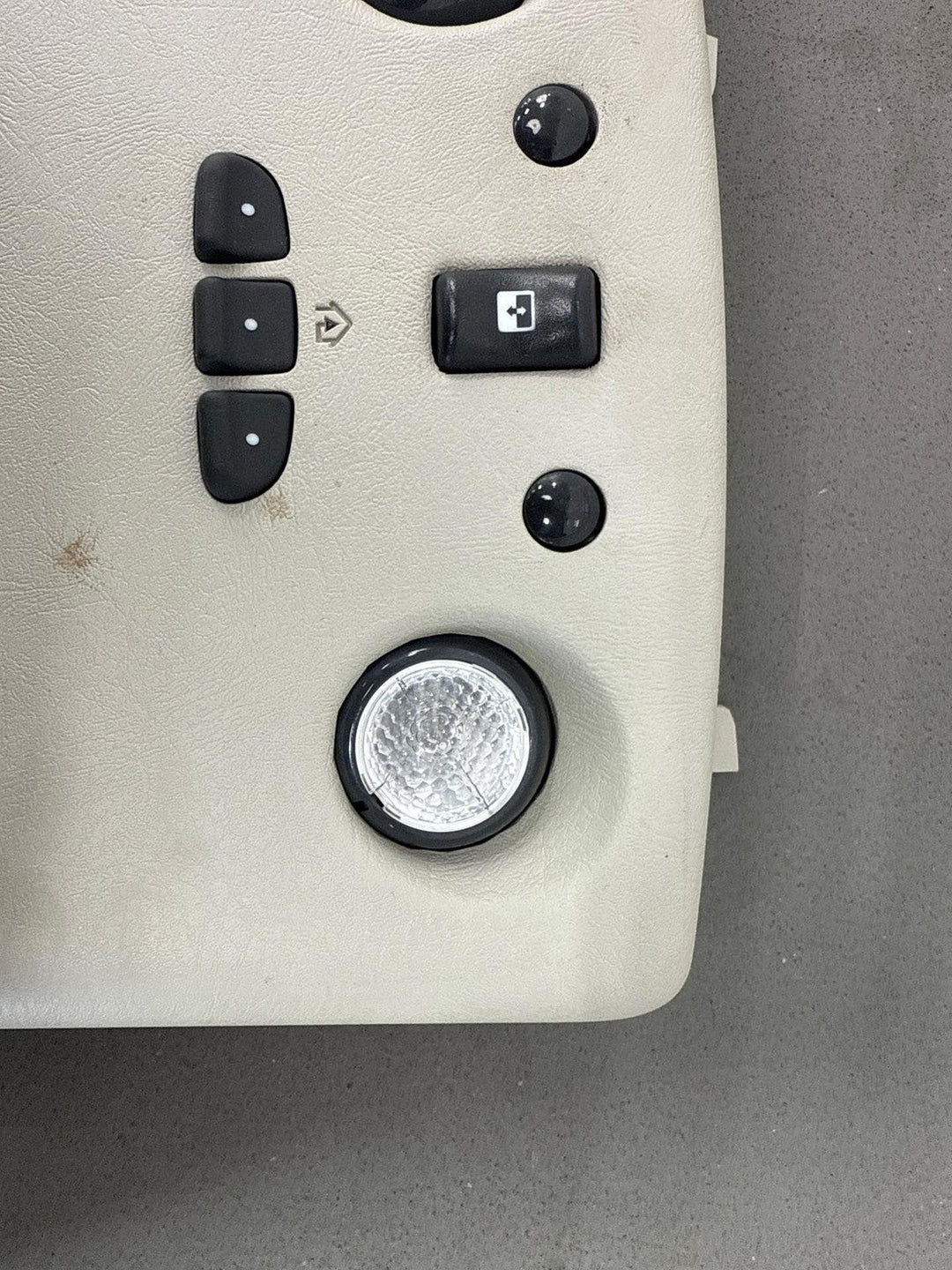 03 - 07 Hummer H2 Overhead Roof Console (Wheat) W/Sunroof Switches