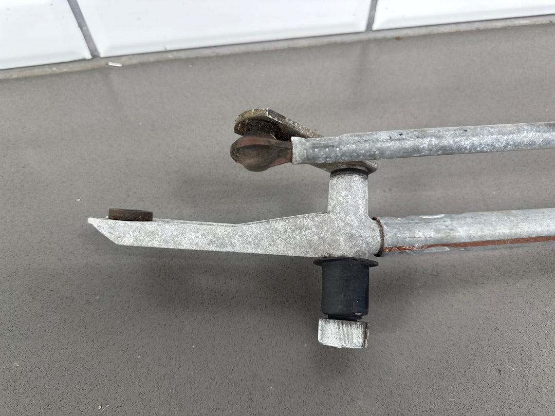 03 - 07 Hummer H2 Windshield Wiper Transmission Linkage W/ Motor