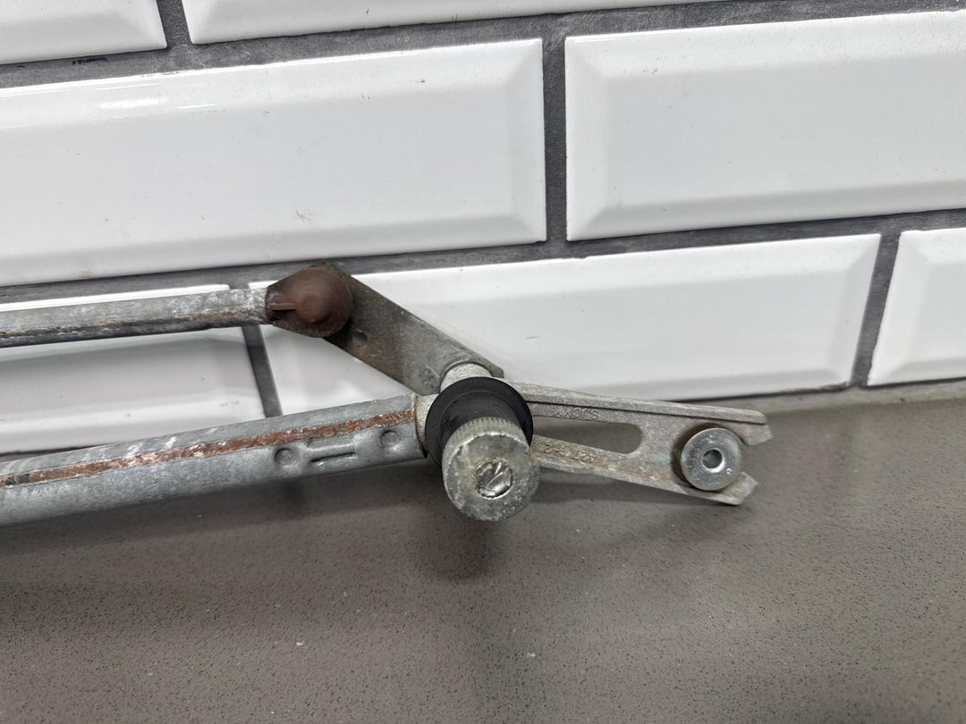 03 - 07 Hummer H2 Windshield Wiper Transmission Linkage W/ Motor