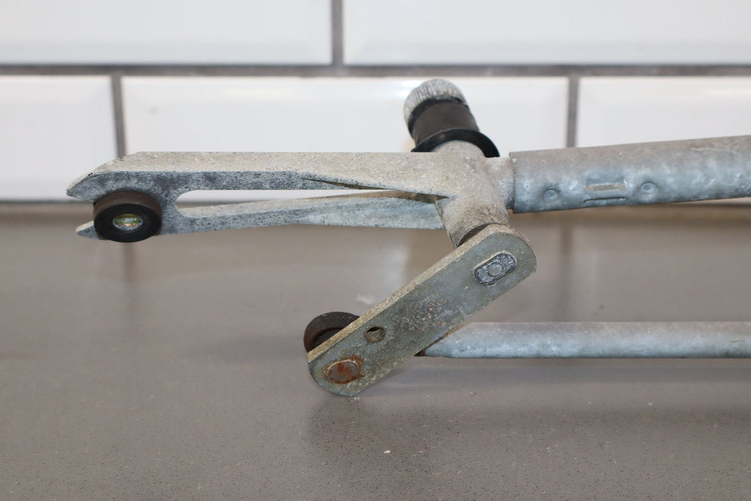 03 - 07 Hummer H2 Windshield Wiper Transmission Linkage W/ Motor (Tested)