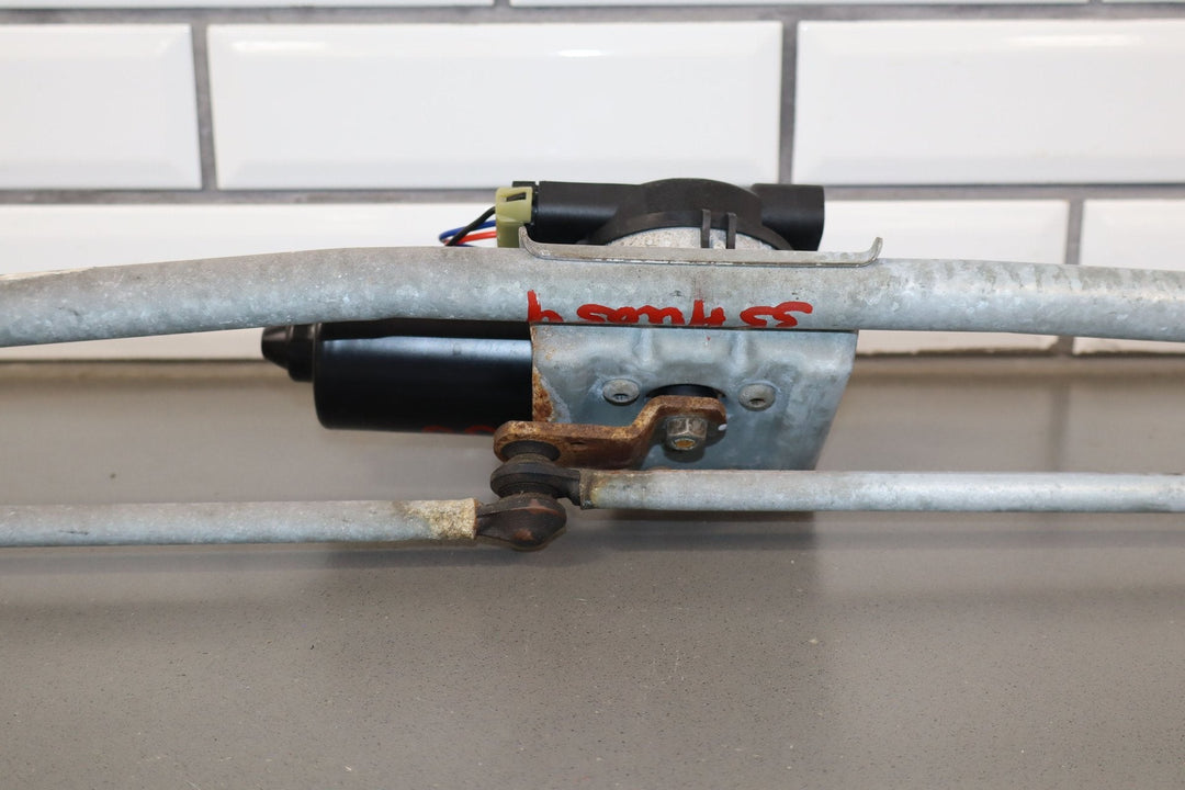 03 - 07 Hummer H2 Windshield Wiper Transmission Linkage W/ Motor (Tested)