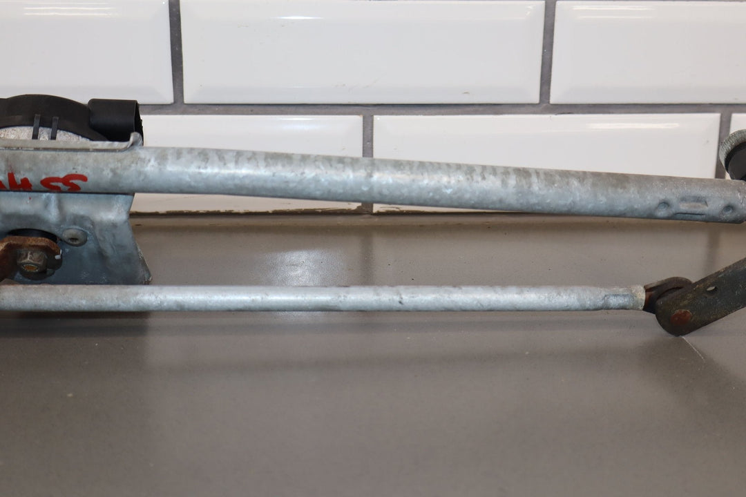 03 - 07 Hummer H2 Windshield Wiper Transmission Linkage W/ Motor (Tested)