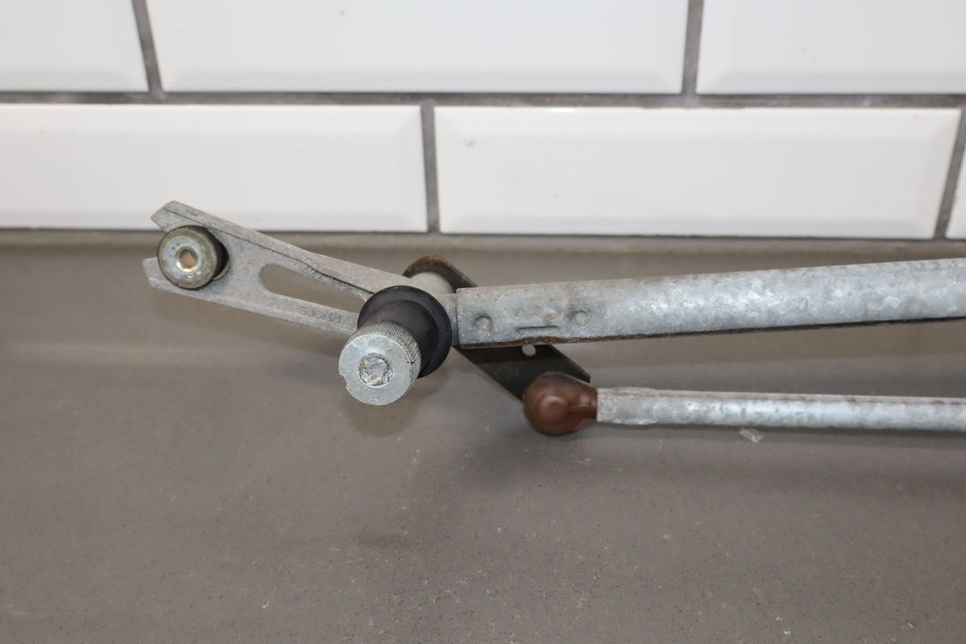 03 - 07 Hummer H2 Windshield Wiper Transmission Linkage W/ Motor (Tested)