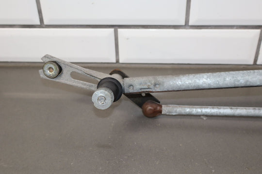 03 - 07 Hummer H2 Windshield Wiper Transmission Linkage W/ Motor (Tested)
