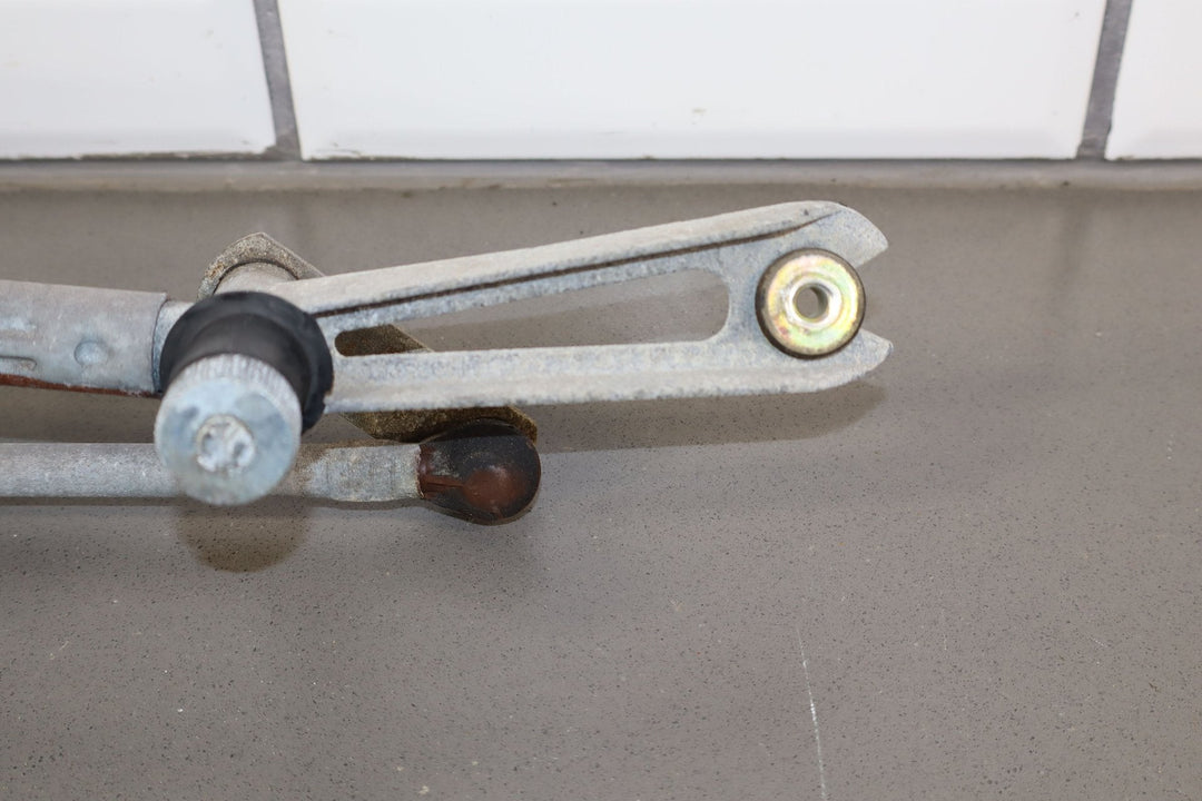 03 - 07 Hummer H2 Windshield Wiper Transmission Linkage W/ Motor (Tested)
